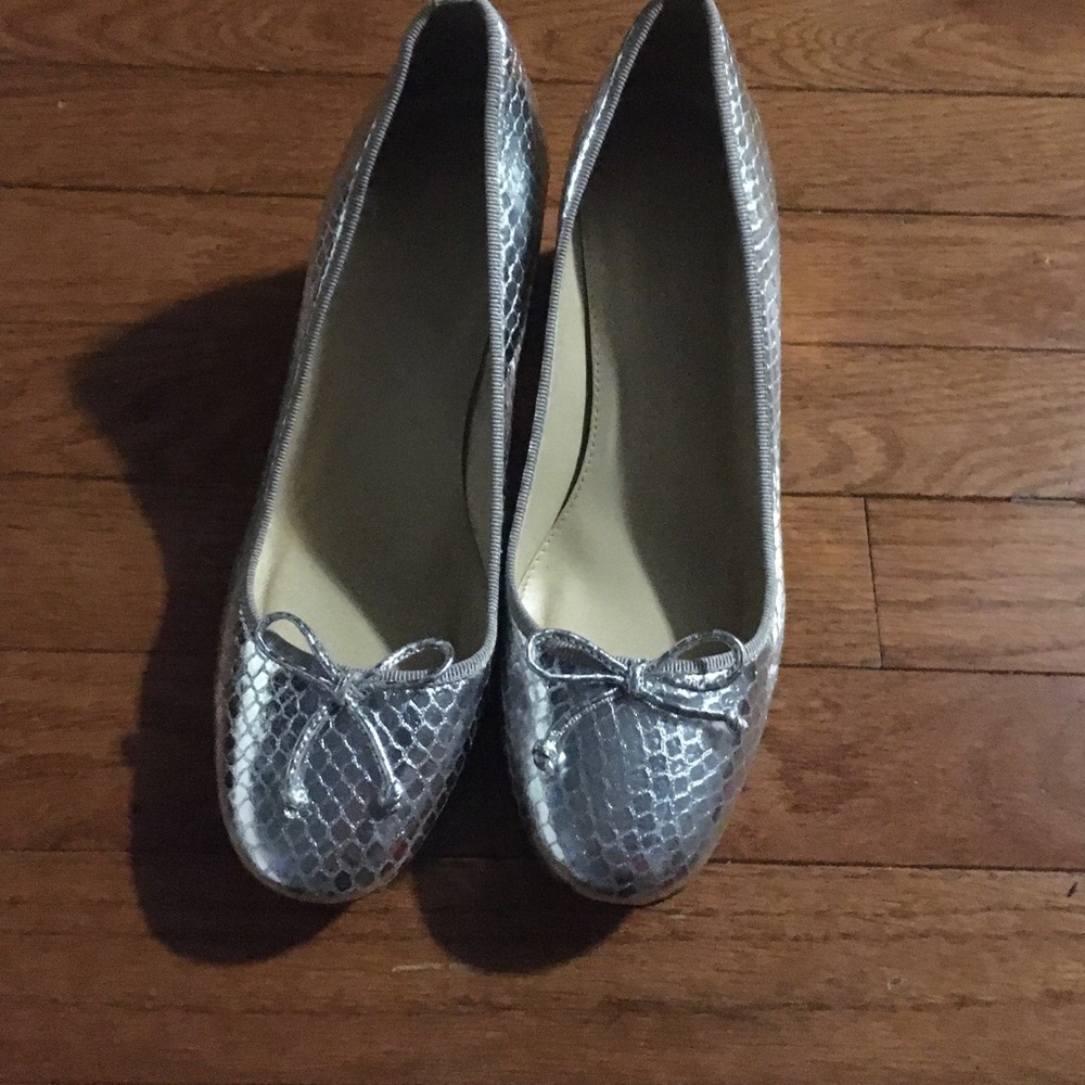 Silver pumps